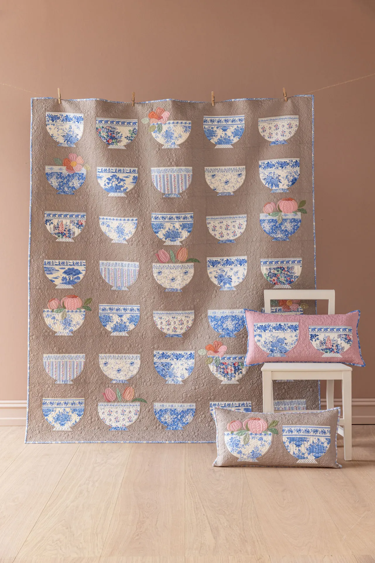 Something Blue-38-Bowl Collection Quilt Mouse hanging Tilda